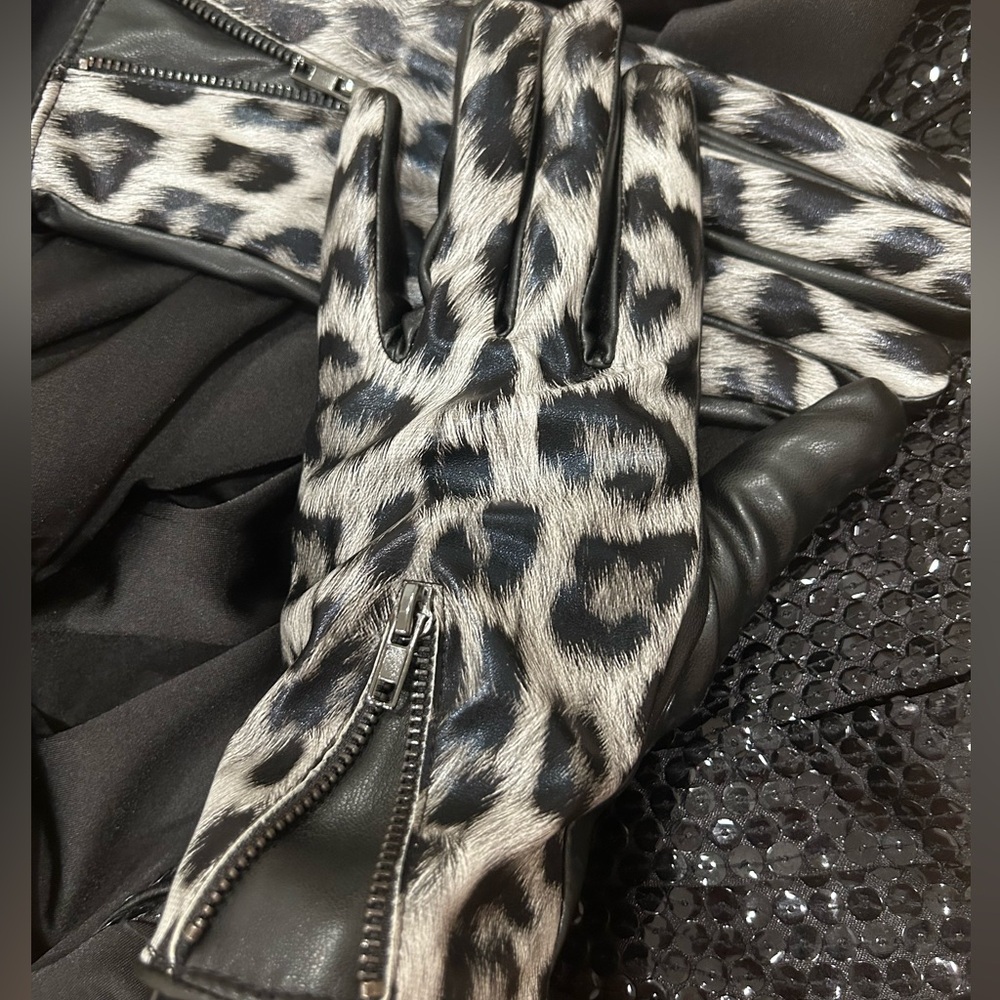 Vince Camuto Gloves Leopard Animal print M